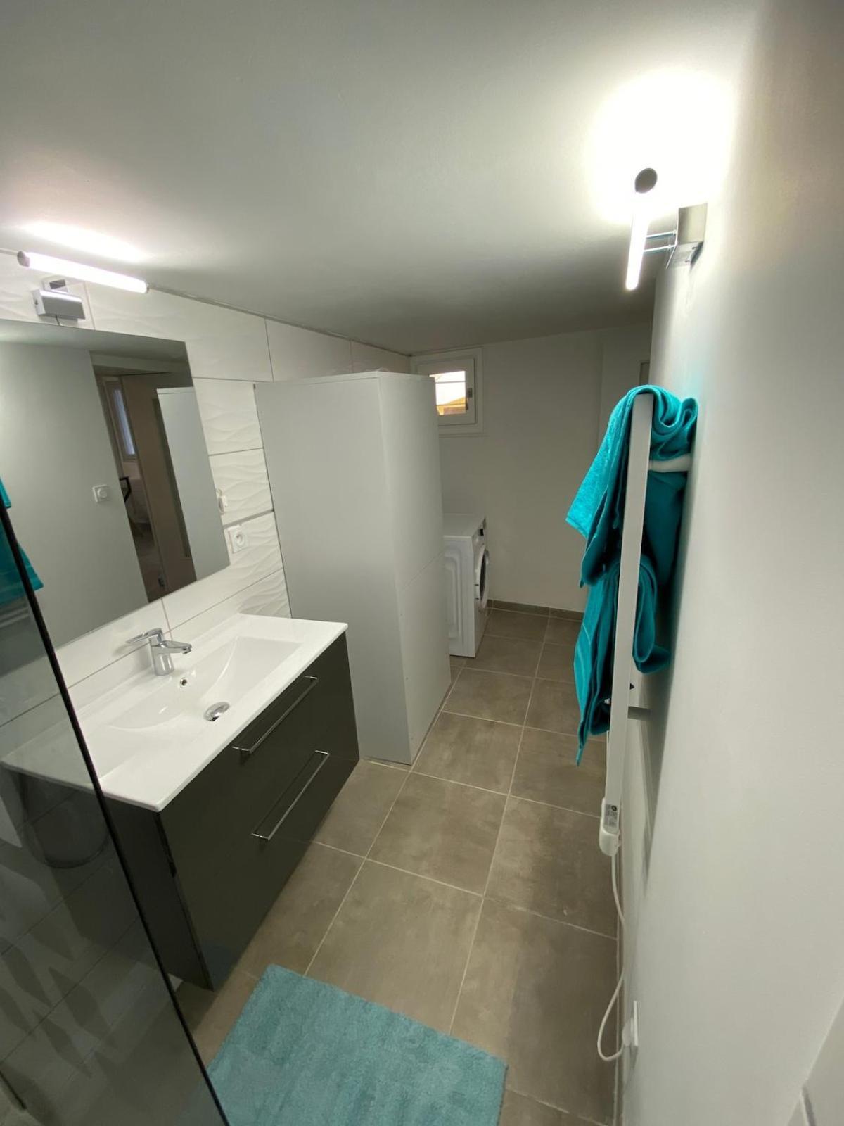 Superbe Appartement Climatise Avec Patio Монпелие Екстериор снимка